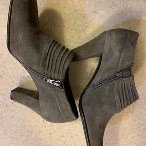 Aerosoles suede booties, 6m